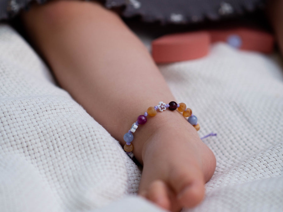 Tobillera ajustable de ámbar báltico y jade con cordón morado para bebés
