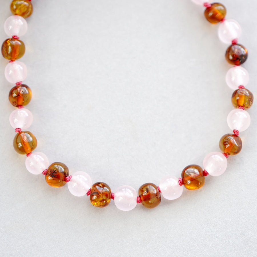 Joya natural y orgánica para bebés: collar de ámbar báltico color coñac con cuarzo rosa para aliviar la dentición