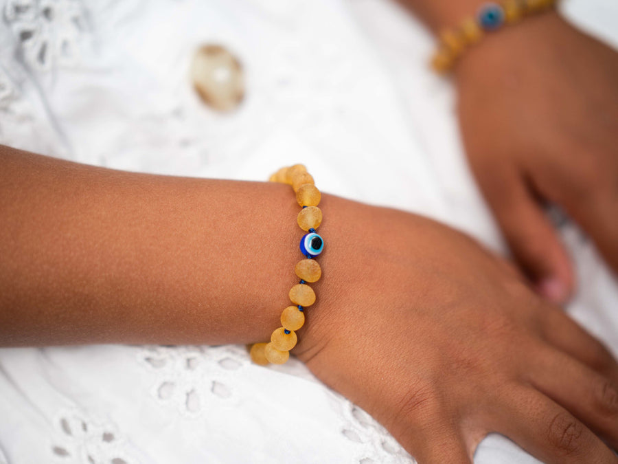 Pulsera de ámbar sin pulir color miel con cuenta de ojo turco para bebés