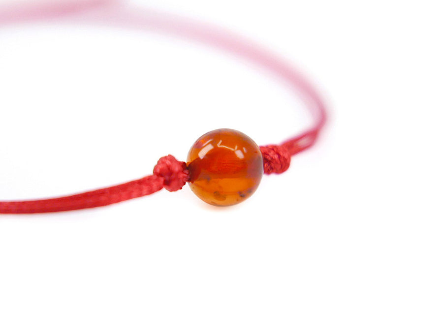 Pulsera protectora de hilo rojo con cuentas de ámbar báltico auténtico en color coñac
