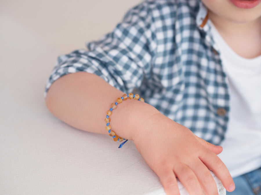 Tobillera de ámbar báltico miel crudo con cordón azul para bebés