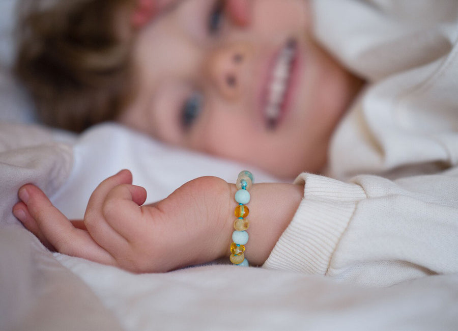 Pulsera de dentición para bebé con ámbar en bruto y amazonita azul