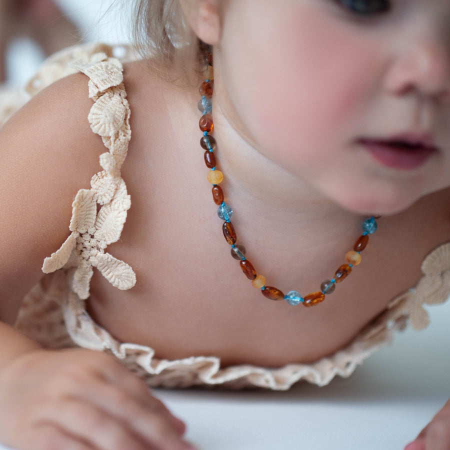 Collar natural para bebé con cuentas de ámbar báltico y cuarzo azul lago