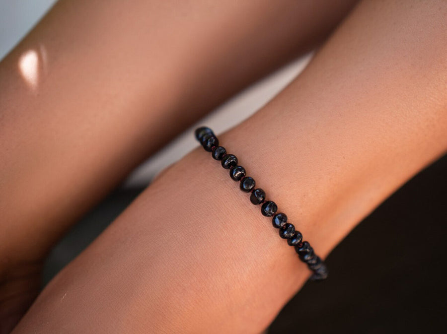 Tobillera de ámbar báltico auténtico en color cereza oscura, diseño elegante y terapéutico