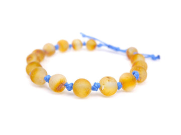 Pulsera de ámbar miel crudo para dentición con cordón azul ajustable