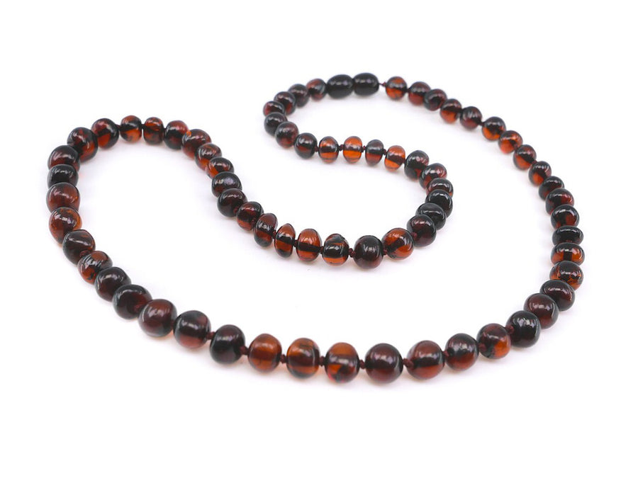 Collar curativo de ámbar báltico pulido en tono cereza oscura, diseño sofisticado y natural