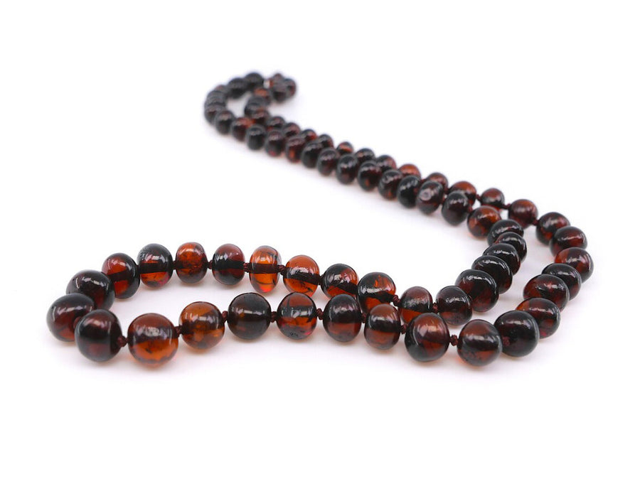 Collar artesanal de ámbar báltico pulido cereza oscura, perfecto para equilibrio y energía positiva