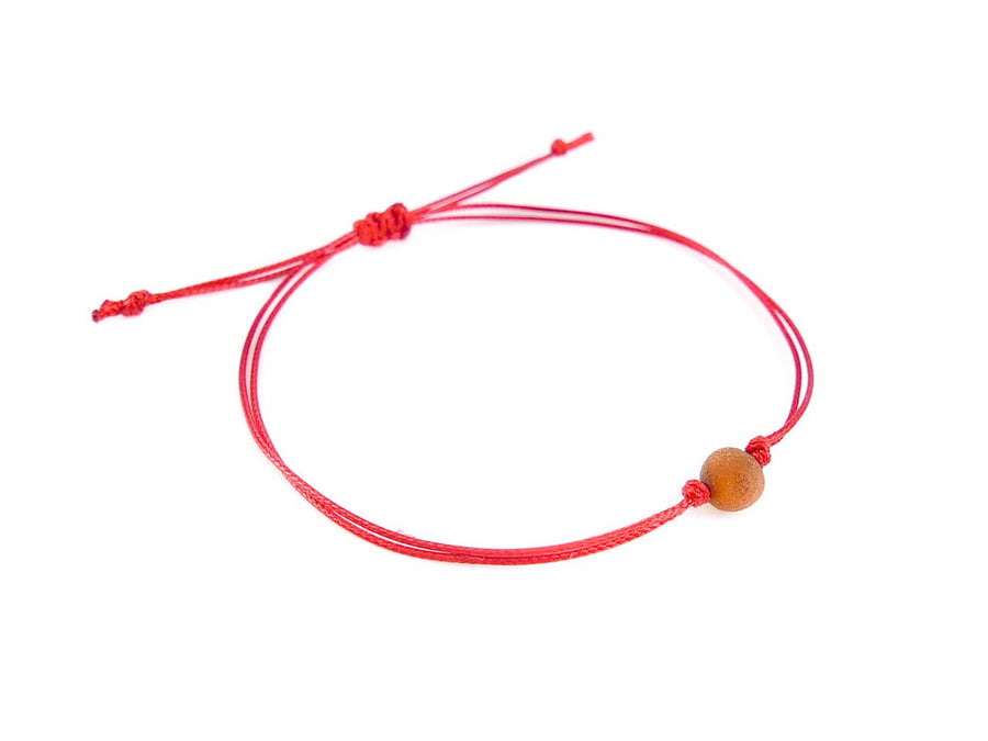 Pulsera de hilo rojo con ámbar natural en color coñac, equilibrio y bienestar