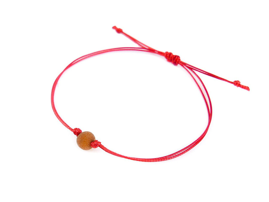 Pulsera de hilo rojo con cuentas de ámbar báltico crudo color coñac, diseño moderno y seguro