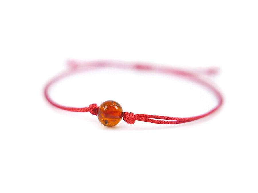 Pulsera de hilo rojo con ámbar báltico pulido en color coñac, diseño moderno y seguro