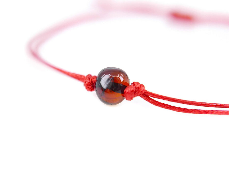 Pulsera protectora de hilo rojo con cuentas de ámbar báltico auténtico en color cereza