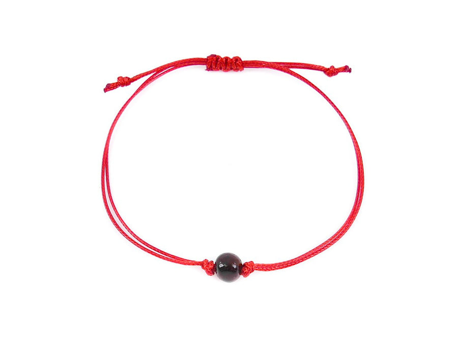 Pulsera de hilo rojo con ámbar báltico pulido color cereza oscura, equilibrio y estilo en un diseño único
