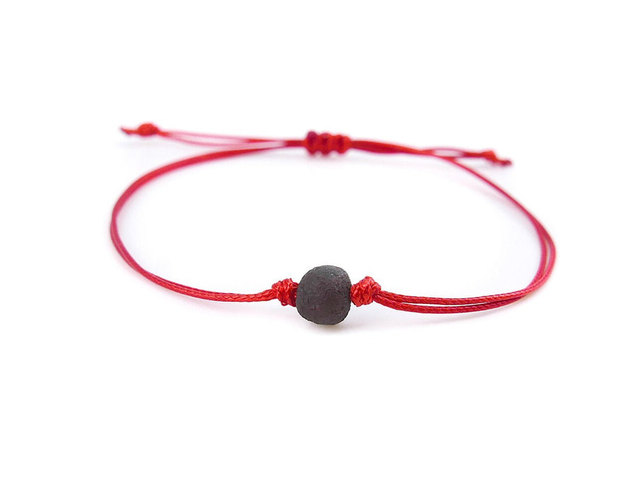 Pulsera artesanal de hilo rojo con ámbar báltico, ideal para bebés y adultos
