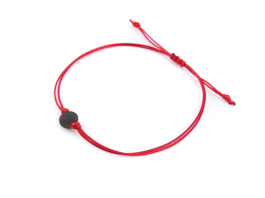 Ámbar báltico en pulsera de hilo rojo, equilibrio y protección energética