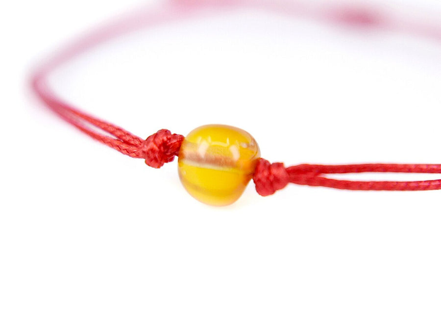 Pulsera protectora de hilo rojo con cuentas de ámbar báltico auténtico en color miel