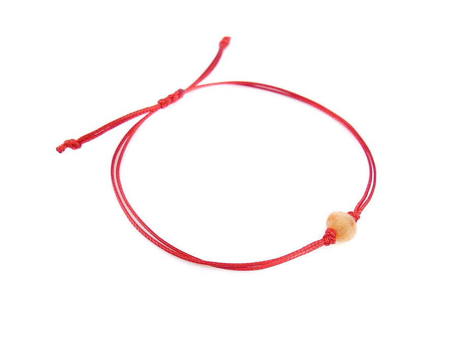 Diseño tradicional y elegante: pulsera de ámbar báltico crudo miel con hilo rojo