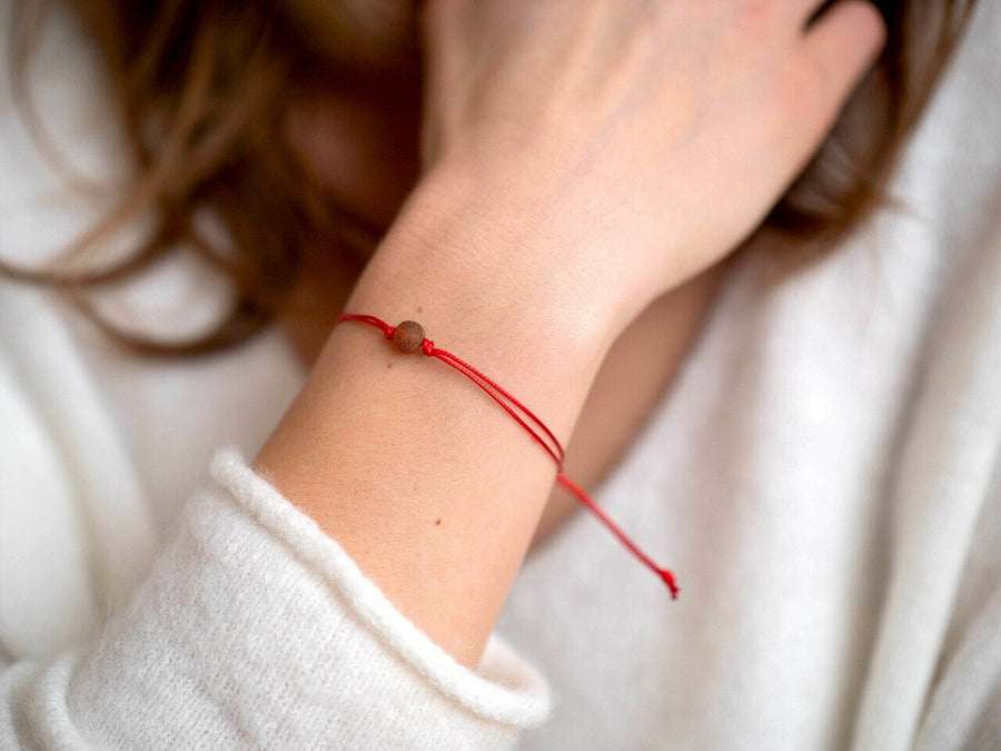 Pulsera ajustable de hilo rojo con ámbar báltico crudo coñac, ideal para protección y energía