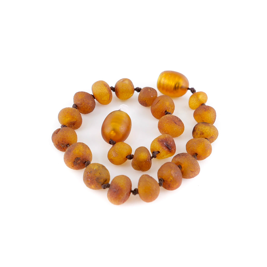Tobillera artesanal de ámbar crudo cognac con cuentas barrocas