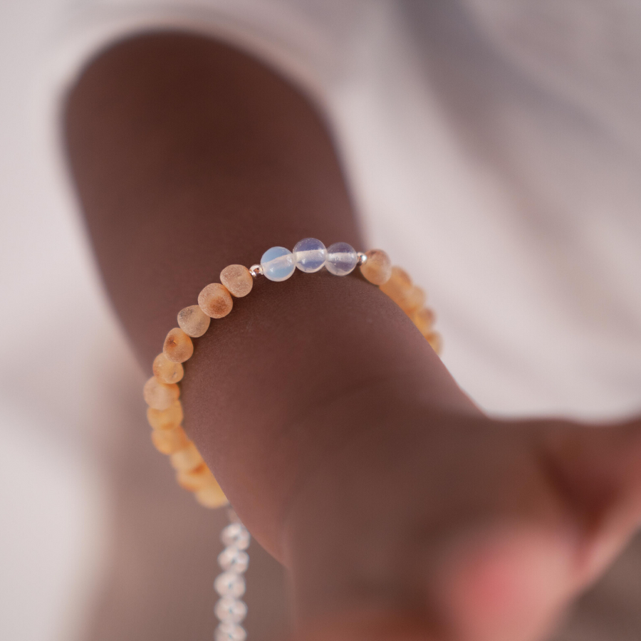 Pulsera infantil de ámbar báltico crudo con cuentas naturales de piedra luna