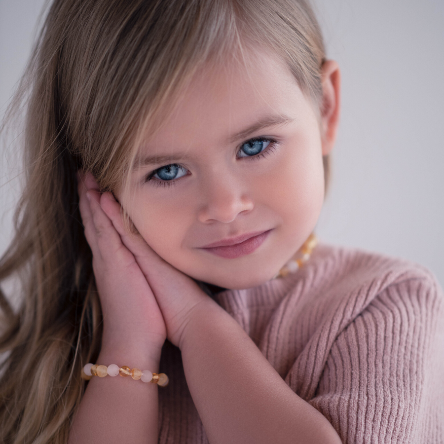 Pulsera de ámbar báltico color miel para bebés con piedras de cuarzo rosa