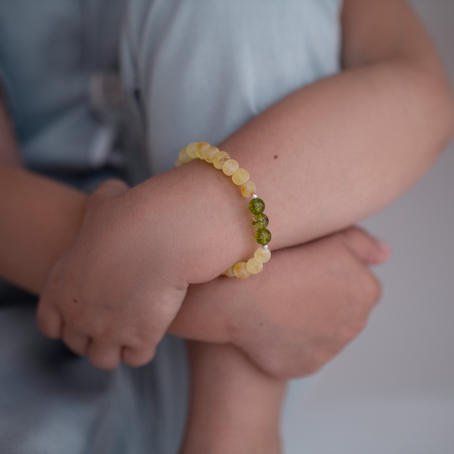 Joya zodiacal de Libra con ámbar natural y cuentas de peridoto para niños