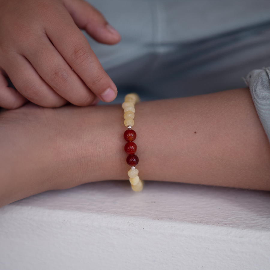 Pulsera infantil de ámbar báltico con cuentas rojas de cornalina natural