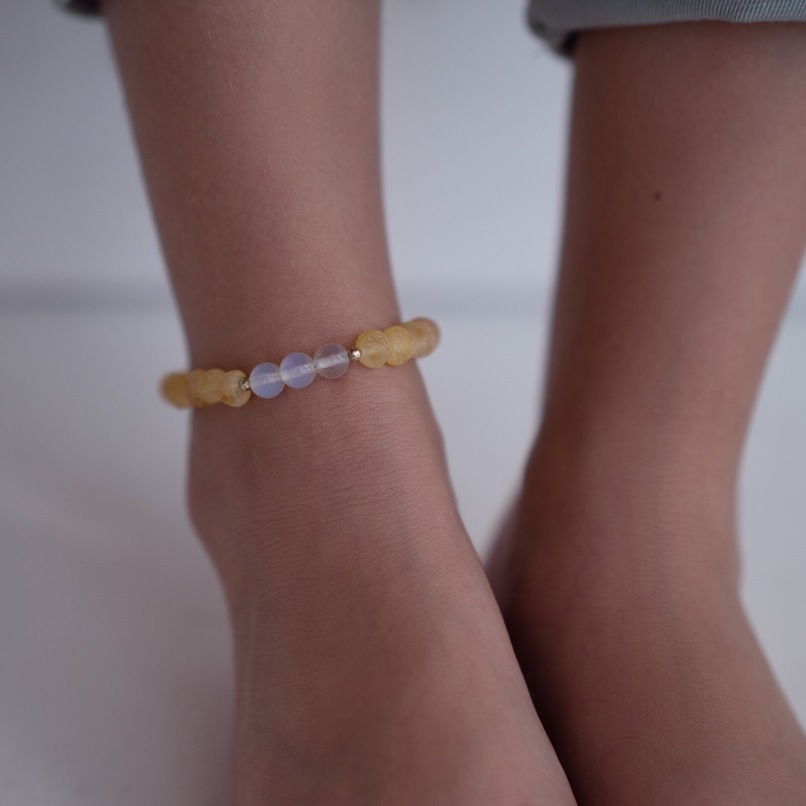 Pulsera calmante para niños con piedra luna y ámbar natural ajustable