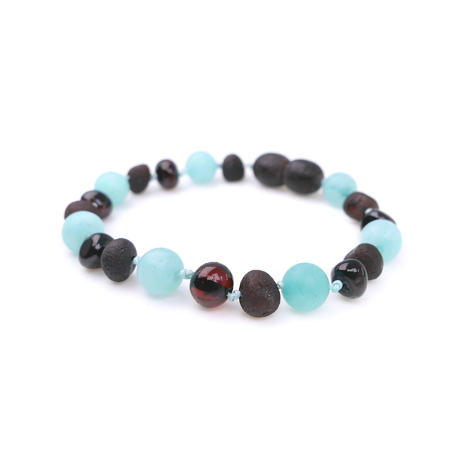 Pulsera orgánica de ámbar oscuro con piedra azul para aliviar la dentición