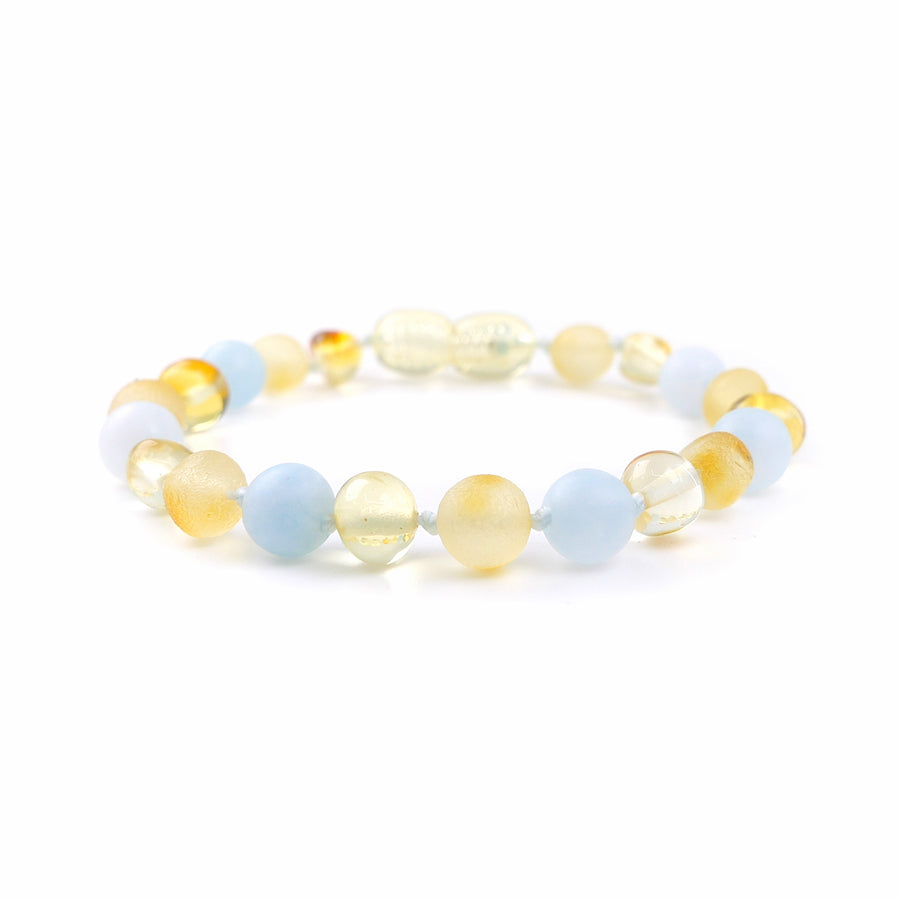 Pulsera para bebé hecha a mano con ámbar miel y aguamarina azul