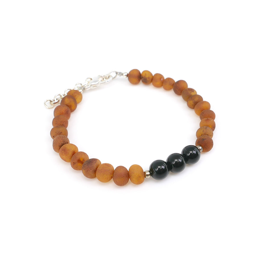 Joya zodiacal para Leo con ámbar báltico caramelo y ónice negro natural