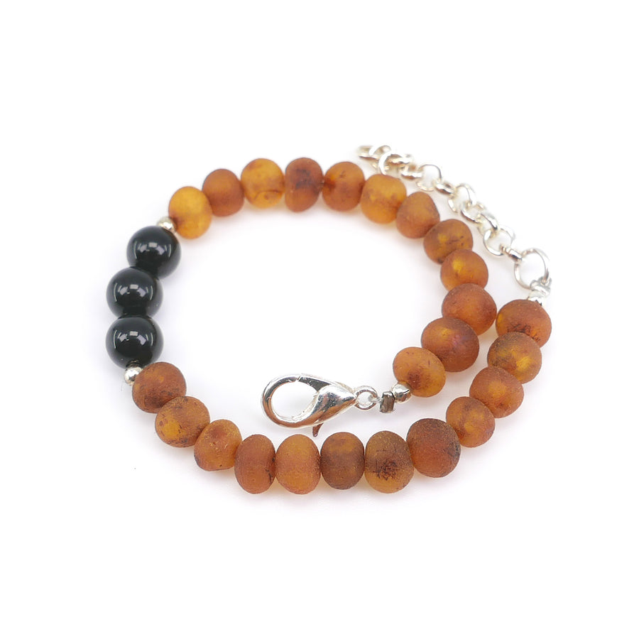 Pulsera infantil artesanal con cuentas barrocas de ámbar y ónice para el signo Leo