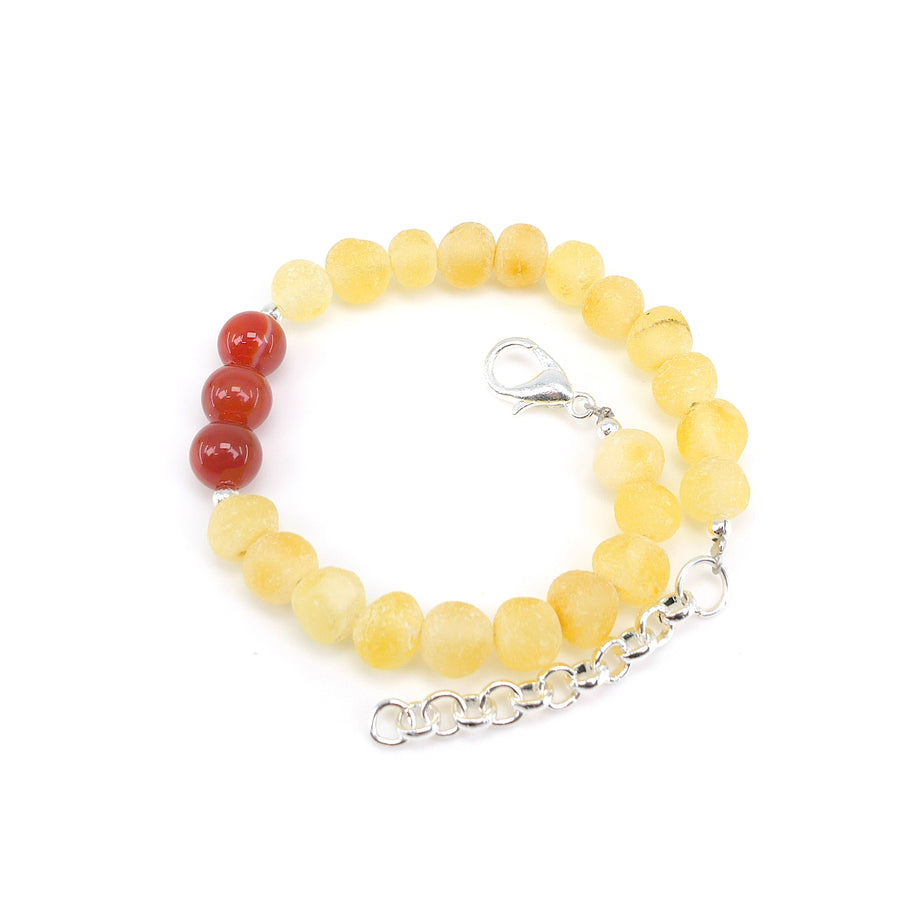 Joyería infantil artesanal con ámbar crudo color miel y cornalina revitalizante